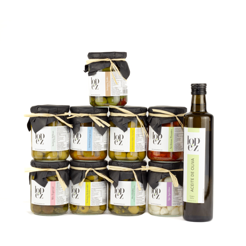 Caja de regalo Pack Piscolabis de Aceitunas Lopez con nueve tarros de aceitunas y encurtidos y una botella de aceite de oliva virgen extra